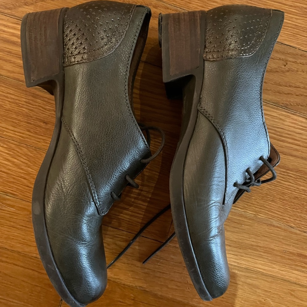 Women’s Dansko Louise olive green oxfords EU size 38 (US 8) in mint condition